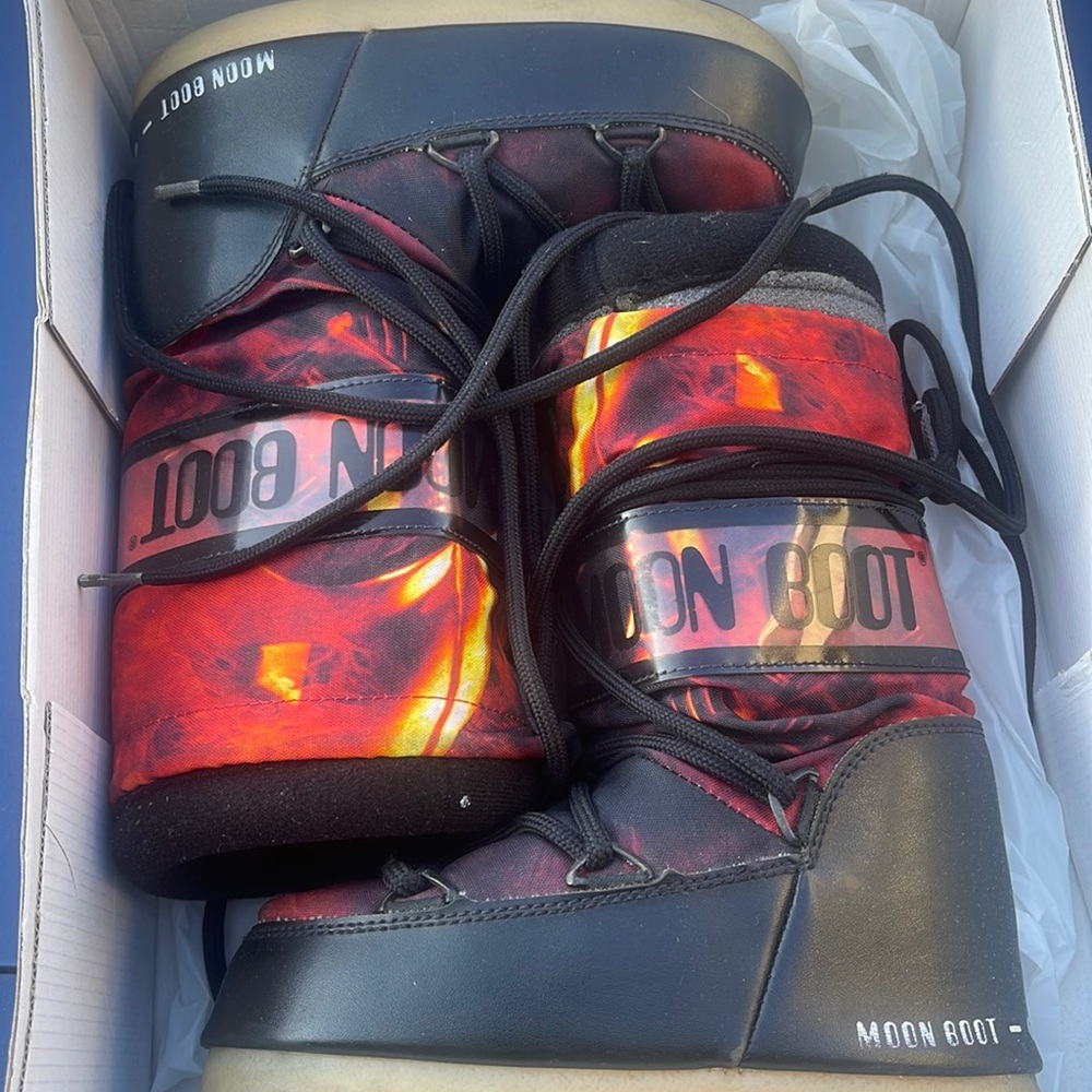 KIDS Star Wars Moon boots.Size 10/12.5